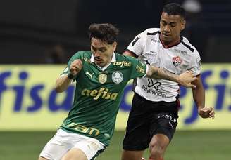 O jogador Mauricio, da SE Palmeiras, disputa bola com o jogador do EC Vitória, durante partida válida pela vigésima rodada, do Campeonato Brasileiro, Série A, na arena Allianz Parque. 