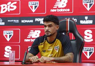 Cauly sendo apresentado 