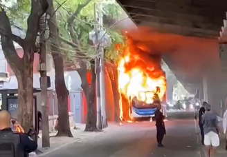 Chefe do tráfico entre os mais procurados do RJ é morto, e criminosos fecham vias com ônibus