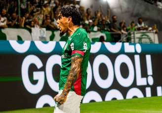 Gustavo Gómez comemora gol na vitória do Palmeiras sobre Athletico-PR no Brasileirão 