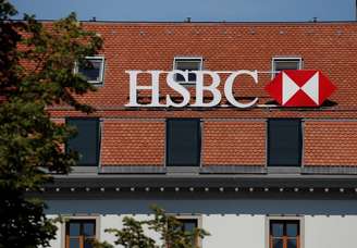 Logotipo é retratado no banco HSBC em Genebra, Suíça, em 16 de agosto de 2018
REUTERS/Denis Balibouse