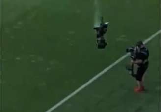 Momento em que câmera suspensa cai próxima de um cinegrafista em Hungria x Cazaquistão 