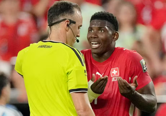 Uefa não deve adotar recomendação da Fifa que possibilitou expulsão de jogador suíço na Copa