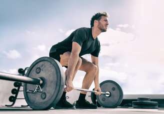 Exercícios como hip thrust e stiff ajudam a trabalhar músculos semelhantes aos do levantamento terra