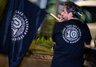 Bandeira e camiseta especial da celebração