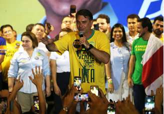 O candidato à Presidência da República pelo PL, Flávio Bolsonaro (c), acompanhado por apoiadores locais, durante comício de campanha realizado na cidade de Manaus (AM), nesta sexta- feira, 11 de setembro de 2026.