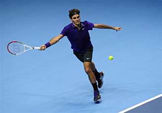 O suíço Roger Federer devolve uma bola durante a partida individual contra o espanhol David Ferrer no ATP World Tour na Arena O2 em Londres, no Reino Unido. 8/11/2012