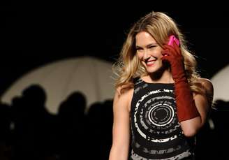 Bar Refaeli desfilou para a grife Desigual