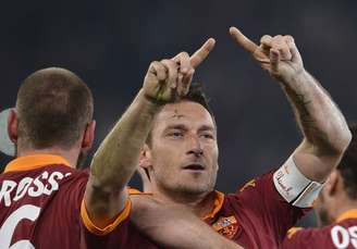 <p>Belo gol de Totti assegurou o 1º triunfo da Roma no Italiano em 2013</p>