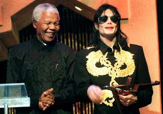 <p>Nelson Mandela com o cantor Michael Jackson (dir.) em Sun City, em 4 de setembro de 1999</p>