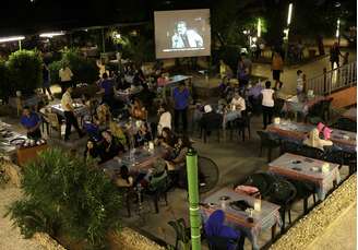 Em um café de Beirute, sírios e libaneses assistem a uma tradicional série de TV síria