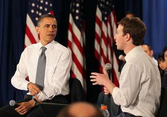 Em 20 de abril, o president dos EUA, Barack Obama, conversa com Mark Zuckerberg, durante um encontro na sede do Facebook, em Palo Alto, na Califórnia