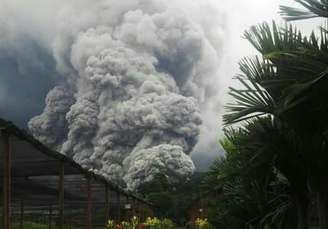 <p>O vulcão Santiaguito expele colunas de cinzas superiores aos 8.300 metros de altitude</p>