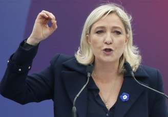 <p>Marine Le Pen classificou a atitude da ministra Christiane Taubira como um prova simbólica de seu desprezo com a França e sua história. Na foto, Le Pen discursa durante passeata do Primeiro de Maio, em Paris</p><p> </p>