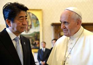 Papa Francisco atende do Japão o primeiro-ministro Shinzo Abe, durante uma audiência privada no Vaticano nesta sexta-feira