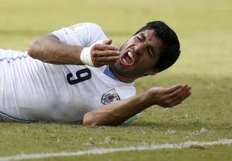 Jogador uruguaio Luis Suárez reage após trombada com o jogador italiano Giorgio Chiellini durante partida pelo Grupo D da Copa do Mundo, na Arena das Dunas, em Natal. 24/06/2014.