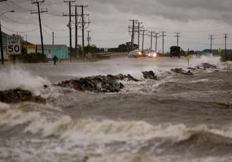 <p>Ventos fortes e ondas fortes causados pelo furacão Arthur</p>