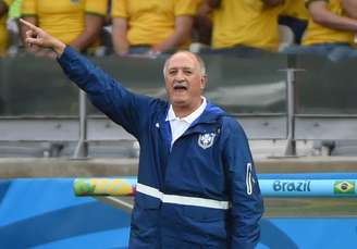 <p>Durante a derrota por 7 a 1 para a Alemanha, na semifinal da Copa do Mundo, o técnico Felipão foi da apatia à revolta na beira do campo</p>