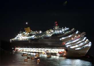 <p>Costa Concordia naufragou em janeiro de 2012, na ilha de Giglio, após se chocar contra rochas e encalhar</p>