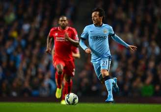 David Silva, do Manchester City, tenta escapar da marcação do Liverpool