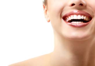 Soluções caseiras podem ajudar a deixar a aparência dos dentes mais branca