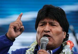 En la imagen de archivo, el presidente de Bolivia, Evo Morales, habla durante la ceremonia de cierre de su campaña electoral presidencial en El Alto, el 8 de octubre del 2014. Los bolivianos comenzaban a votar el domingo en unas elecciones presidenciales donde se espera la contundente reelección de Morales, impulsado por una bonanza económica que en nueve años de "socialismo originario" abatió la pobreza del país andino a mínimos históricos.