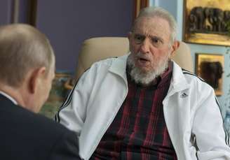 O ex-presidente cubano Fidel Castro (direita) conversa com o presidente russo, Vladimir Putin, durante reunião em Havana, Cuba, nesta foto divulgada à Reuters em julho de 2014. 11/07/2014