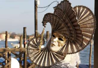 Carnavalescos desfilam máscaras e fantasias em carnaval tradicional de Veneza. As festas vão de 31 de janeiro a 17 de fevereiro na cidade
