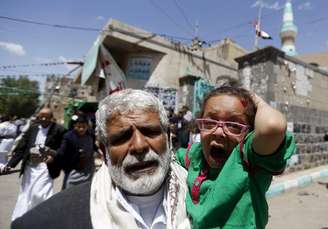 <p>Uma menina ferida reage enquanto é carregada para fora de mesquisa, em Sanaa</p>