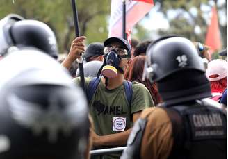 Manifestante usou máscara para se proteger do gás lançado pela Polícia Militar