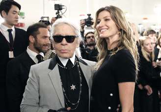 A brasileira, que se aposentou das passarelas no último SPFW, posa ao lado de Karl Lagerfeld