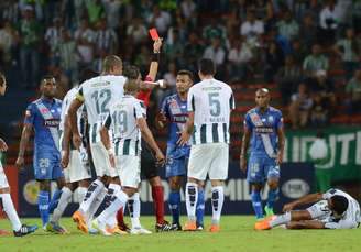 Pedro Quinonez foi expulso, mas Emelec conseguiu segurar a pressão