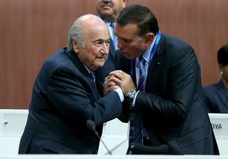 Napout cumprimenta Blatter durante eleição da Fifa em maio