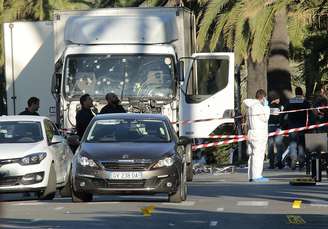 Caminhão alvejado pela polícia durante troca de tiros que matou o motorista que atropelou dezenas de pessoas em Nice, na França