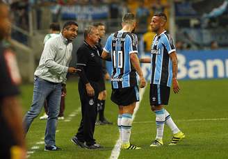 Roger passa orientações a seus jogadores durante a partida contra o Palmeiras, em Porto Alegre