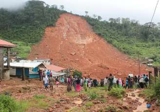 Pessoas inspecionam danos após deslizamento de lama na cidade de Regent, em Serra Leoa 14/08/2017 REUTERS/ Ernest Henry 