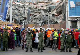 Soldados e equipes de resgate aguardam na rua após sentirem novo tremor de terra neste sábado no México
