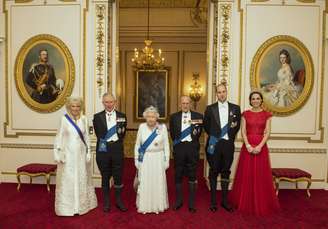 Membros da família real no Palácio de Buckingham em Londres: a Duquesa de Cornwall, o Príncipe de Gales, a Rainha Elizabeth II, o Duque de Edimburgo e Duque e Duquesa de Cambridge. Imagem tirada em 8 de dezembro de 2016.
