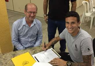 Douglas Moreira prorroga contrato até dezembro deste ano (Foto: Fernando Ribeiro/Criciúma EC)
