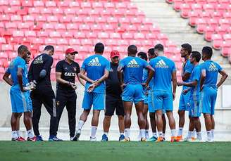 Equipe do Sport durante treino na Arena Pernambuco