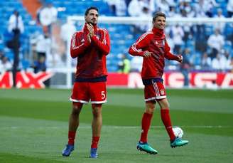Matts Hummels e Thomas Mueller se aquecem antes de partida do Bayern de Munique contra o Real Madrid na Liga dos Campeões
01/05/2018 REUTERS/Kai Pfaffenbach 