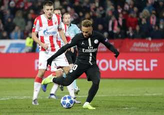 Neymar marca um dos gols da vitória do PSG contra a Estrela Vermelha na Liga dos Campeões