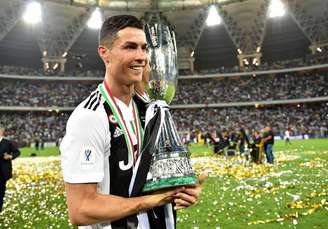 Elenco da Juventus celebra título da Supercopa