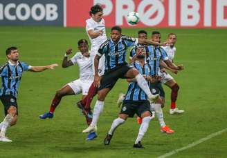 Jogadores disputam lance durante Grêmio e Fluminense, válido pela 3º rodada do Campeonato Brasileiro 2019