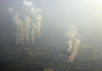 Fumaça saindo de fábricas localizadas nos arredores de Pequim
REUTERS/Stringer