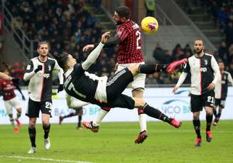 Lance que gerou pênalti para a Juventus em semifinal contra o Milan