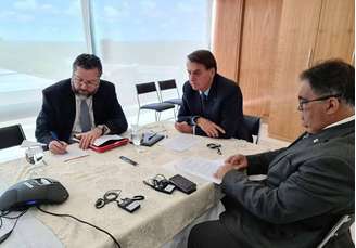 O contra-almirante Flávio Rocha, da Secretaria de Assuntos Estratégicos (à direita), durante reunião com o presidente Jair Bolsonaro e o ministro das Relações Exteriores, Ernesto Araújo, no começo do mês