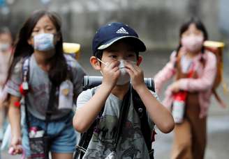 Crianças usam máscaras de proteção durante pandemia de Covid-19 em Funabashi, no Japão
16/07/2020 REUTERS/Kim Kyung-Hoon