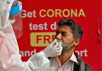 Profissional de saúde coleta amostra de paciente para exame de detecção de Covid-19 em Ahmedabad, na Índia
04/02/2021 REUTERS/Amit Dave