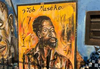 Um mural de homenagem a Job Maseko em sua cidade natal, Springs
